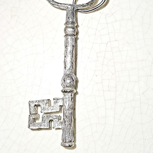 Vintage unisex silver skeleton key pendant charm medallion unsigned Lisner - Picture 7 of 7